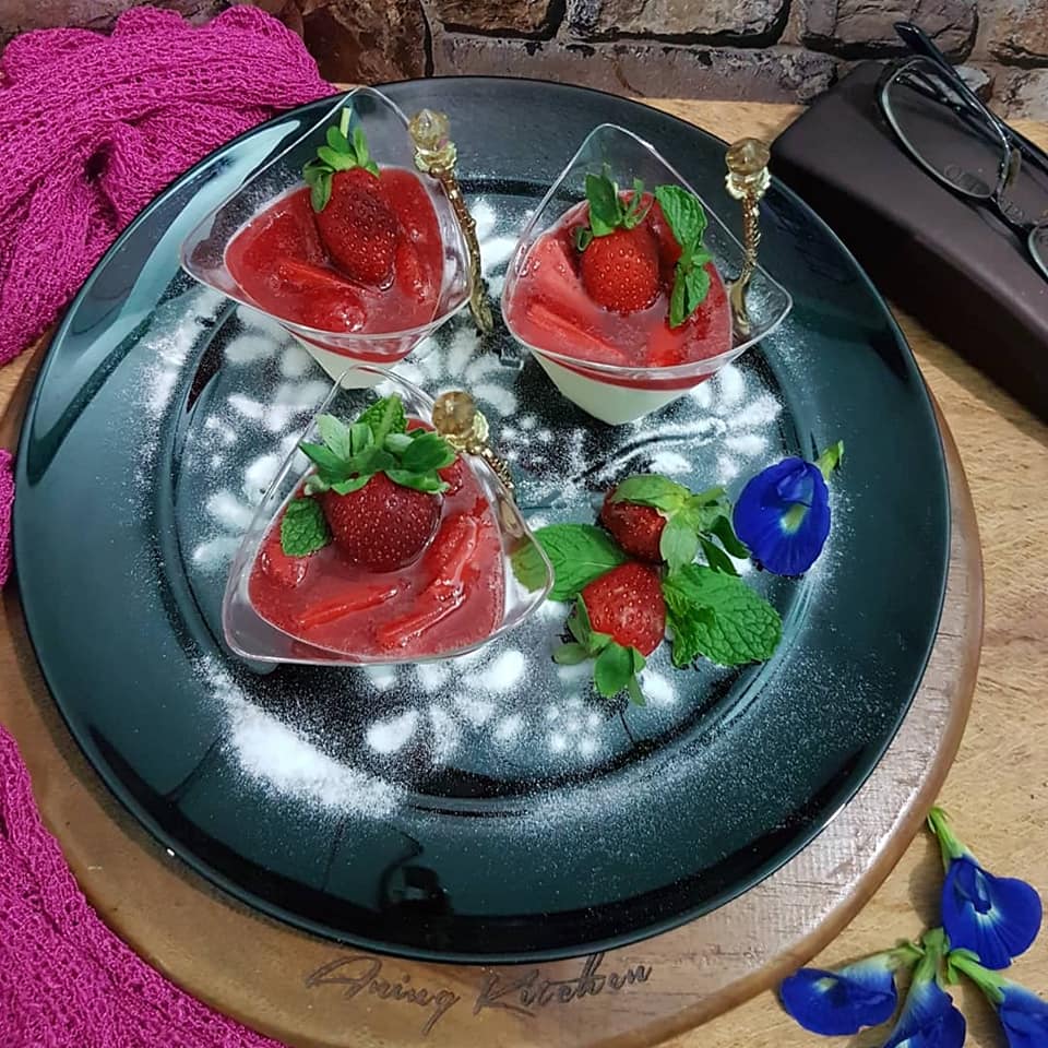 Pannacotta saus strawberry by Aning Miza 1