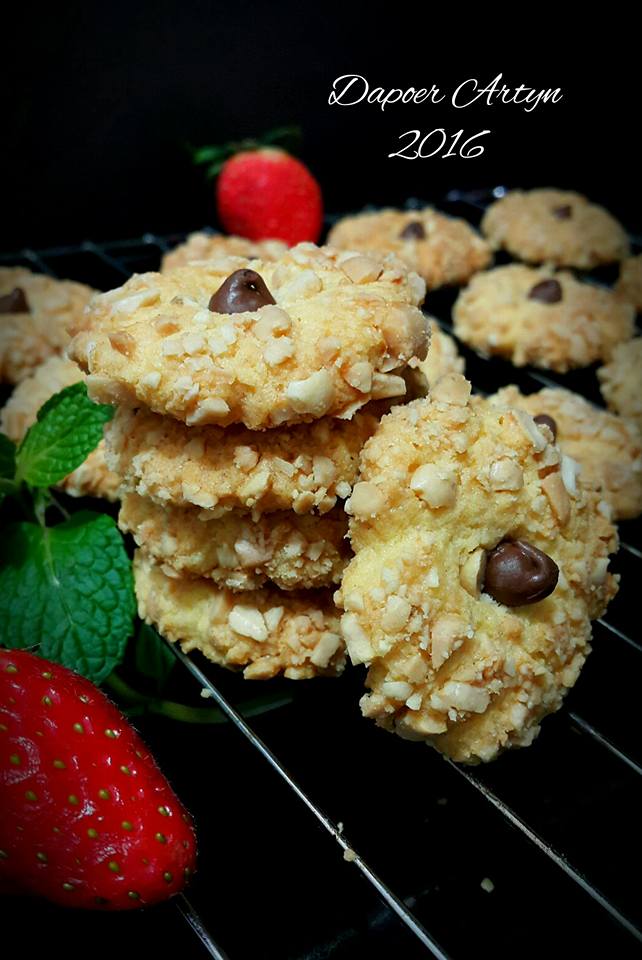 Peanut Choco Thumbprint Cookies by Ainie Dihati Adji