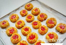 Crunchy Strawberry Cheese Thumbprint Cookies by Pungky Djoelia