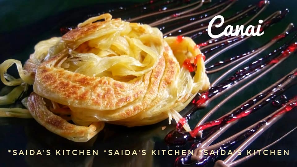 var mı yok mu, Bunun nasıl yapıldığını hala merak eden anne burada??.. kanada, Mary'nin ekmeği, paratha, adı ne olursa olsun?? eğer hala oradaysa, berarti sama dengan saya bun ? Dari pertama saya cobain makan ini, hemen aşık ol. Ama kendim yapamam. Ve belki de onlarca kez yapmaya çalıştım, ama hala çalışmıyor. Kısacası, Kaç aydır tekrar yapmayı öğrenmeye çalışıyorum?. Elhamdülillah, sonunda anladım. Ve bu benim son denememin sonuçlarının sırası. zor olandan, soğuk olduğunda zor, sonunda yumuşayabilene ve buzdolabında stok yapabilene kadar. #Üzgünüm çok fazla fotoğraf, maksimum 5 yapabilme? Bu farklı bir fotoğraf değil mi?. Tekrar çalışmaya başlamaktan Elhamdülillah'a kadar sonuçların başarılı olduğu söylenebilir.. Tarif bu kardeşim.. Malzeme A - 3 bardak / bardak çakra unu veya üçgen - 1çay kaşığı tuz - 1 yumurtalar/ 2 yumurta sarısı - 2yemek kaşığı margarin - 150ml UHT süt Malzemeler B - Islatmak için yeterli yağ - yaymak için yeterince erimiş margarin. yöntem : Tüm malzemeleri karıştırın A, azar azar sütü ilave ederek karıştırarak. Yoğurmadan evet.. Sıkılıncaya kadar düzleştirin ve hep birlikte. hamuru kapat, için sessiz ol 30 dakika. Hamur yumuşak ve esnek olacak. hamuru böl (@80gr paylaşıyorum), sonra daire. Tamamen batana kadar yağda bekletin (ve bu, Canai'nin yumuşak ve yayılması kolay olmasının anahtarıdır.). Minimum ıslatın 3 reçel, ya da belki dün gece. hamur çemberini al, sonra mümkün olduğunca ince olana kadar genişletin veya düzleştirin (Eğer yapabilirsen). Üzerini eritilmiş margarin ile yağlayıp rulo şeklinde sarın.. Teflon veya düz tavada bastırarak pişirin. - genişletmek için basın. Pişmiş hissedene kadar ileri geri. Damak zevkine göre malzemelerle servise hazır 4