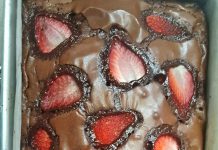 Brownies Panggang topping Strowberry by Tita Rosie