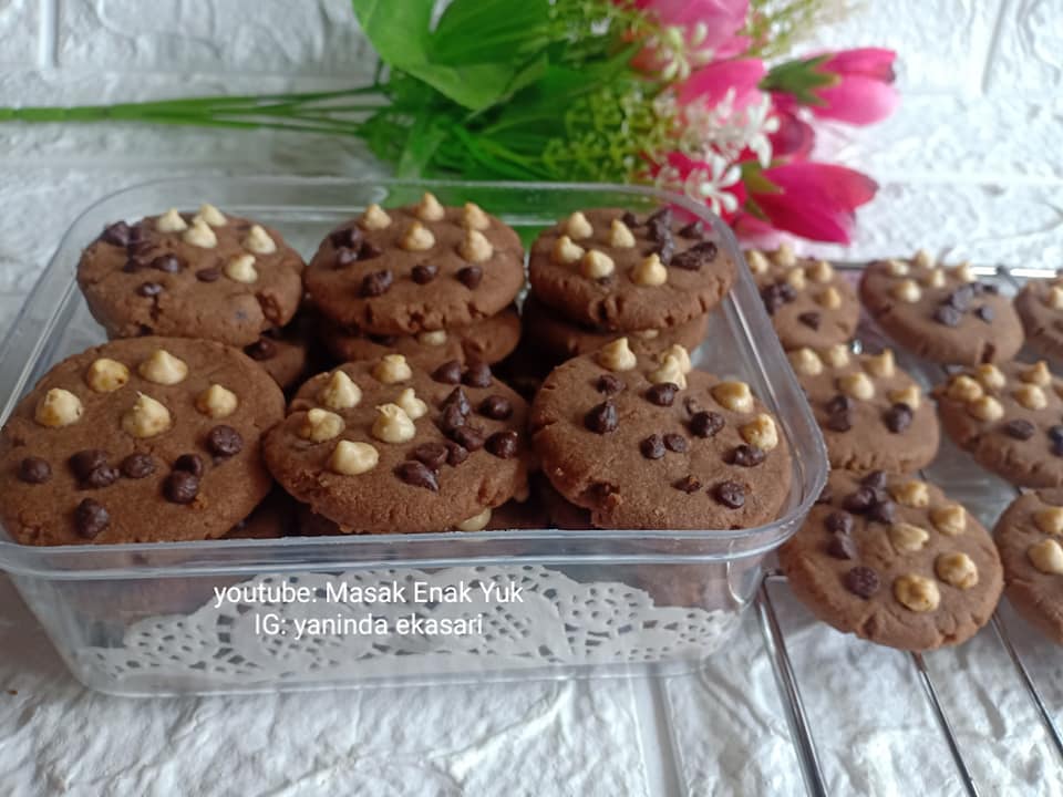 kue kering cantik Black and white choco chips by Yaninda